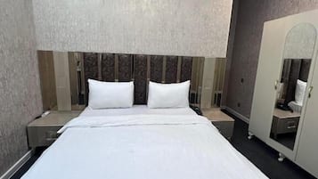 Habitación estándar doble, vistas a la ciudad | Ropa de cama de alta calidad, colchones Select Comfort, minibar