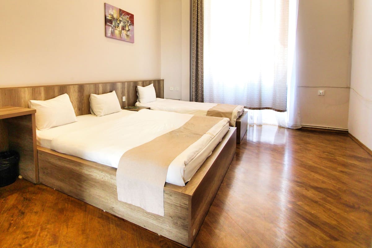 Deluxe driepersoonskamer, uitzicht op stad | 2 slaapkamers, luxe beddengoed, een minibar, een kluis op de kamer