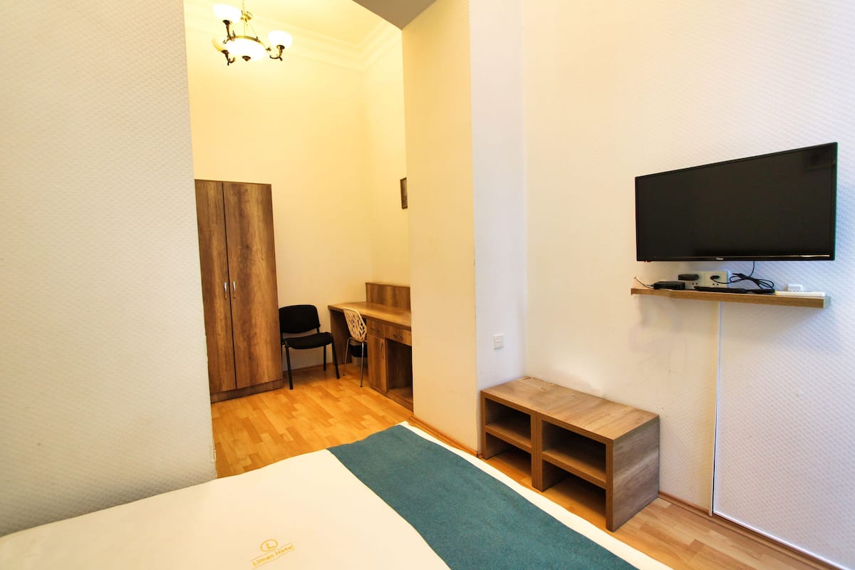 Standaard tweepersoonskamer, uitzicht op stad | 2 slaapkamers, luxe beddengoed, een minibar, een kluis op de kamer