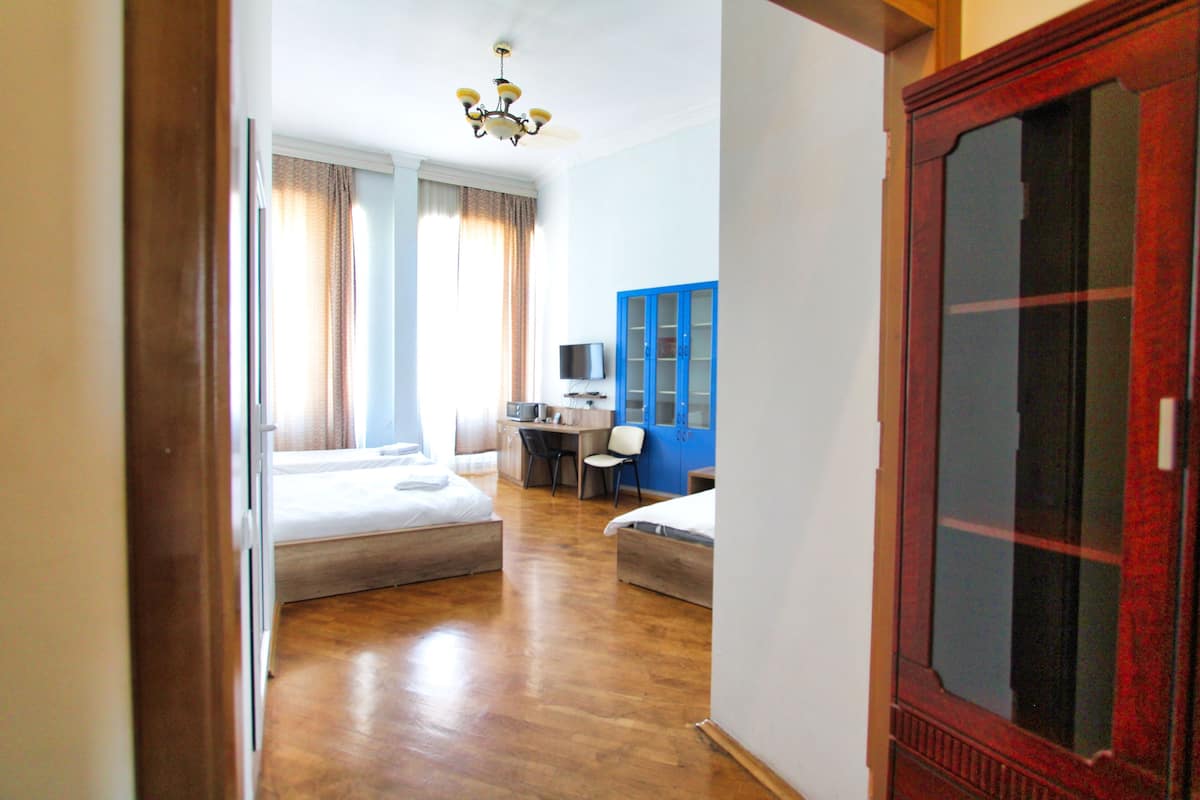 Familie suite, uitzicht op stad | 2 slaapkamers, luxe beddengoed, een minibar, een kluis op de kamer