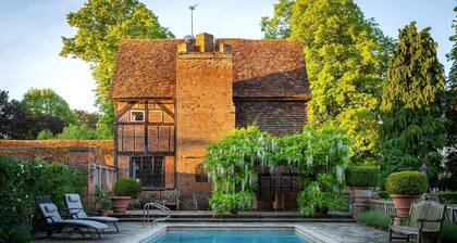 Chalford Manor - Swimming pool, tennis court, near pub