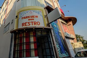 A building with a sign that reads "Parkview Inn Restro". - Hotel ParkView Inn (Udaipur)
