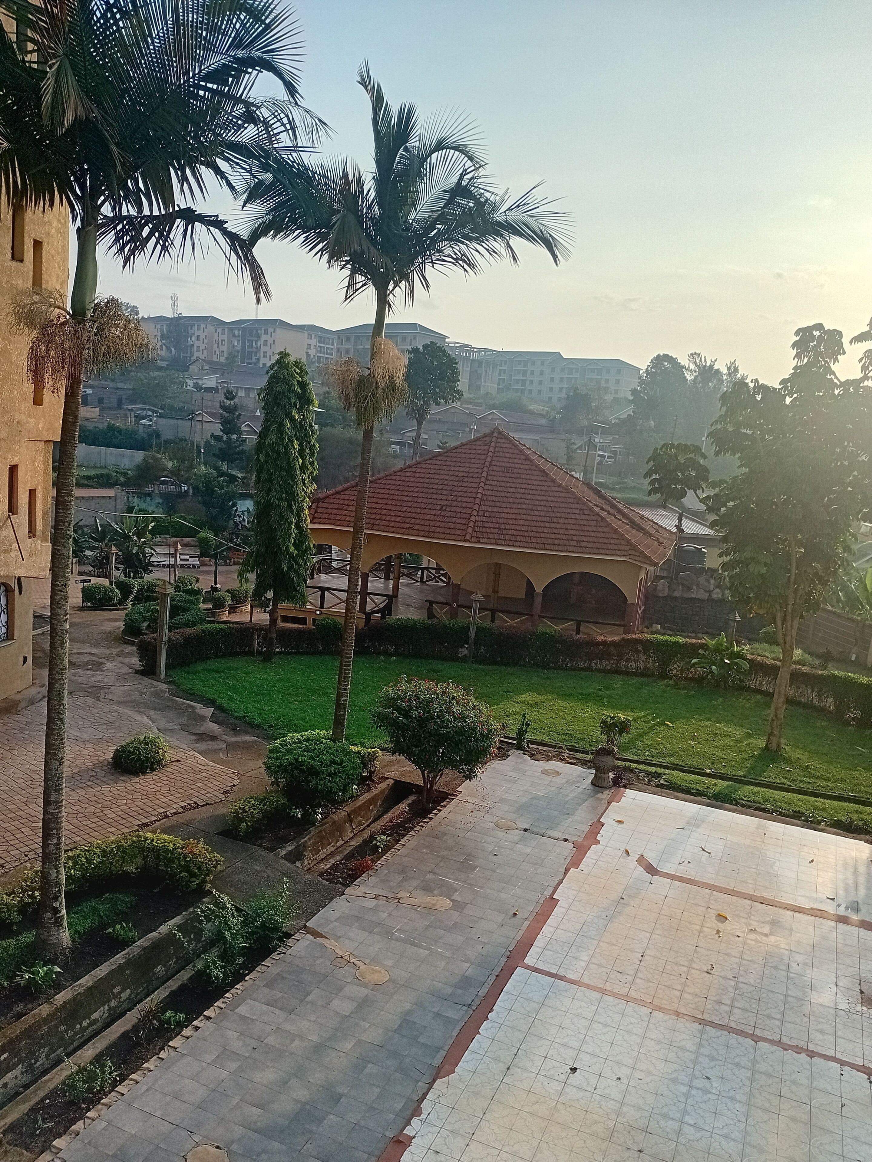 Gác, 2 phòng ngủ, hút thuốc, ban công | Vườn