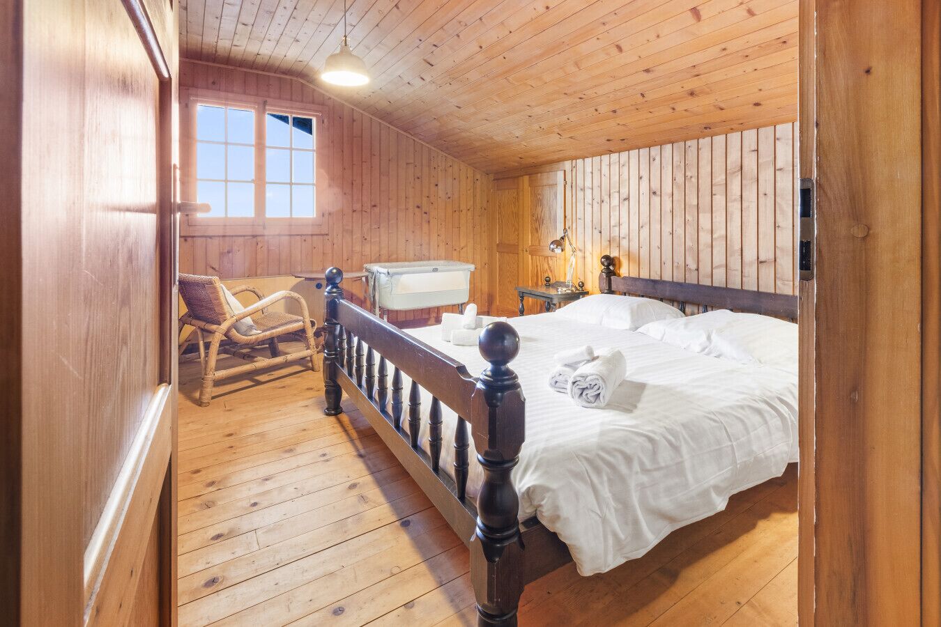 Bureau, fer et planche à repasser, Wi-Fi gratuit, draps fournis