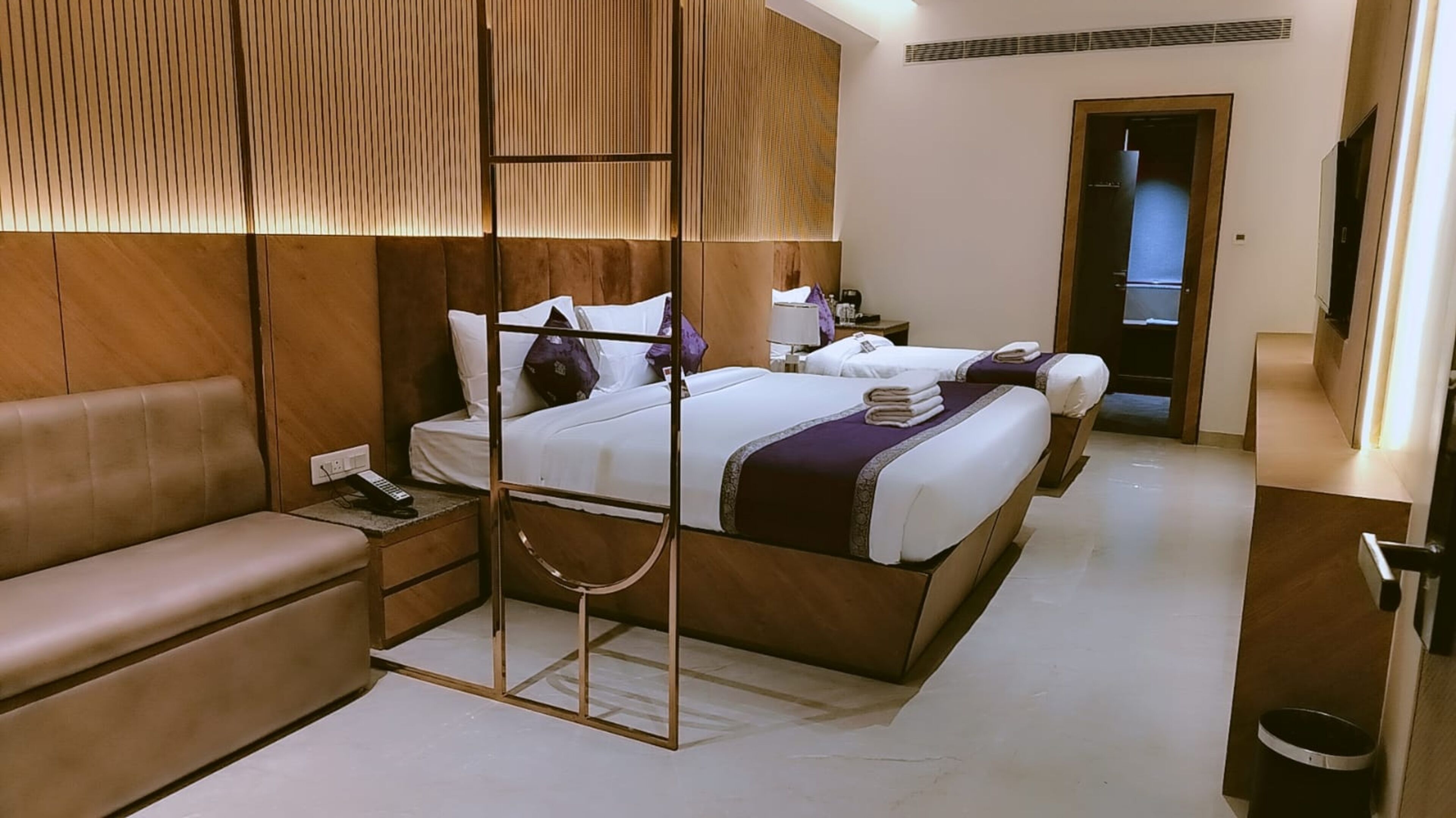 Deluxe Room | Minibar, individually decorated, individually furnished, desk