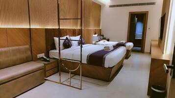 Deluxe Room | Minibar, individually decorated, individually furnished, desk