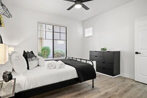 3 室のベッドルーム、デスク、アイロン / アイロン台、WiFi