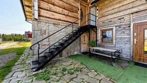 A wooden cabin with a stone staircase leading to a wooden deck. - Tatra Wooden Apartment (Czarny Dunajec)