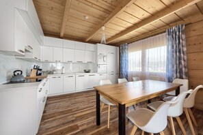 Căn hộ, ban công, quang cảnh vườn | Khu vực ăn uống tại phòng