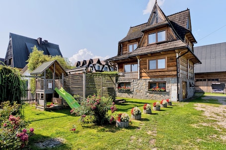Front of property. Tatra Wooden Apartment