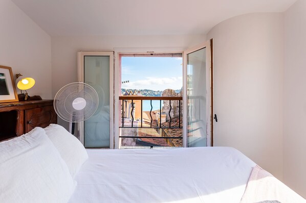 3 chambres, fer et planche à repasser, Wi-Fi gratuit, draps fournis