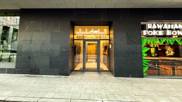 A building entrance with a glass door and a sign for 'Hawaiian Poke Bowl'. - Apartment in Brussels Near European Parliament (Brussels)