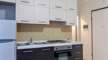 KĂŒhlschrank, Ofen, Herdplatte, Wasserkocher mit Kaffee-/Teezubehör