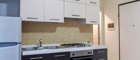 Frigorifero, forno, piano cottura, macchina per tè/caffè