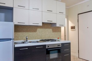 Kühlschrank, Ofen, Herdplatte, Wasserkocher mit Kaffee-/Teezubehör