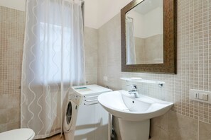 Shower, free toiletries, hair dryer, bidet