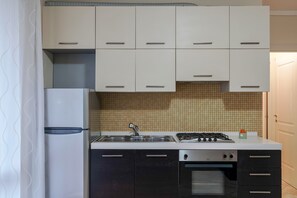 Réfrigérateur, four, plaque de cuisson, cafetière/bouilloire