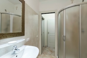 Douche, articles de toilette gratuits, sèche-cheveux, bidet
