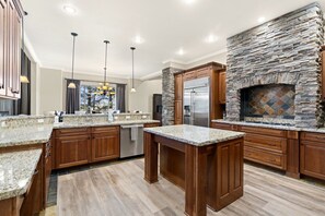 Fridge, microwave, oven, stovetop - Home Theater, Xbox, Arcade Game, Fire Pit Patio (Flagstaff)