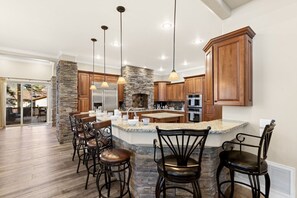 Fridge, microwave, oven, stovetop - Home Theater, Xbox, Arcade Game, Fire Pit Patio (Flagstaff)