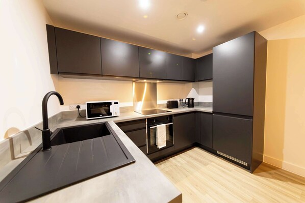 Kylskåp, mikrovågsugn, ugn och spishäll