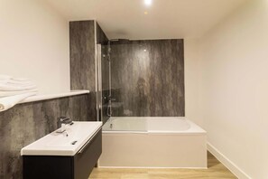 Shower, free toiletries, hair dryer, towels - Smart 2 Bedroom Apartment in Liverpool (Liverpool)