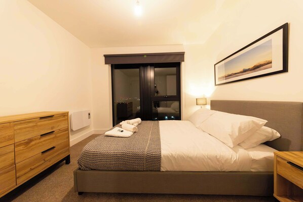 2 bedrooms, iron/ironing board, internet, bed sheets