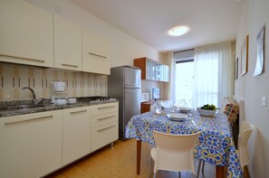 Réfrigérateur, micro-ondes, plaque de cuisson, cafetière/bouilloire