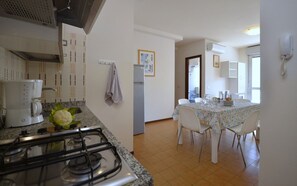 Réfrigérateur, micro-ondes, plaque de cuisson, cafetière/bouilloire