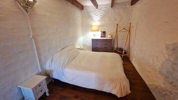 1 slaapkamer, een strijkplank/strijkijzer, reisbedje, wifi