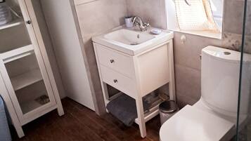 Een haardroger, handdoeken, zeep, shampoo