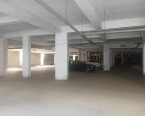 Free self-parking - Hotel White House (Ahmedabad)