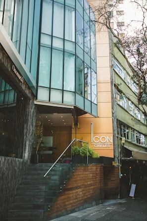 Enter the sleek, contemporary space of ICON CIBELES, featuring a striking glass facade and elegant entrance.