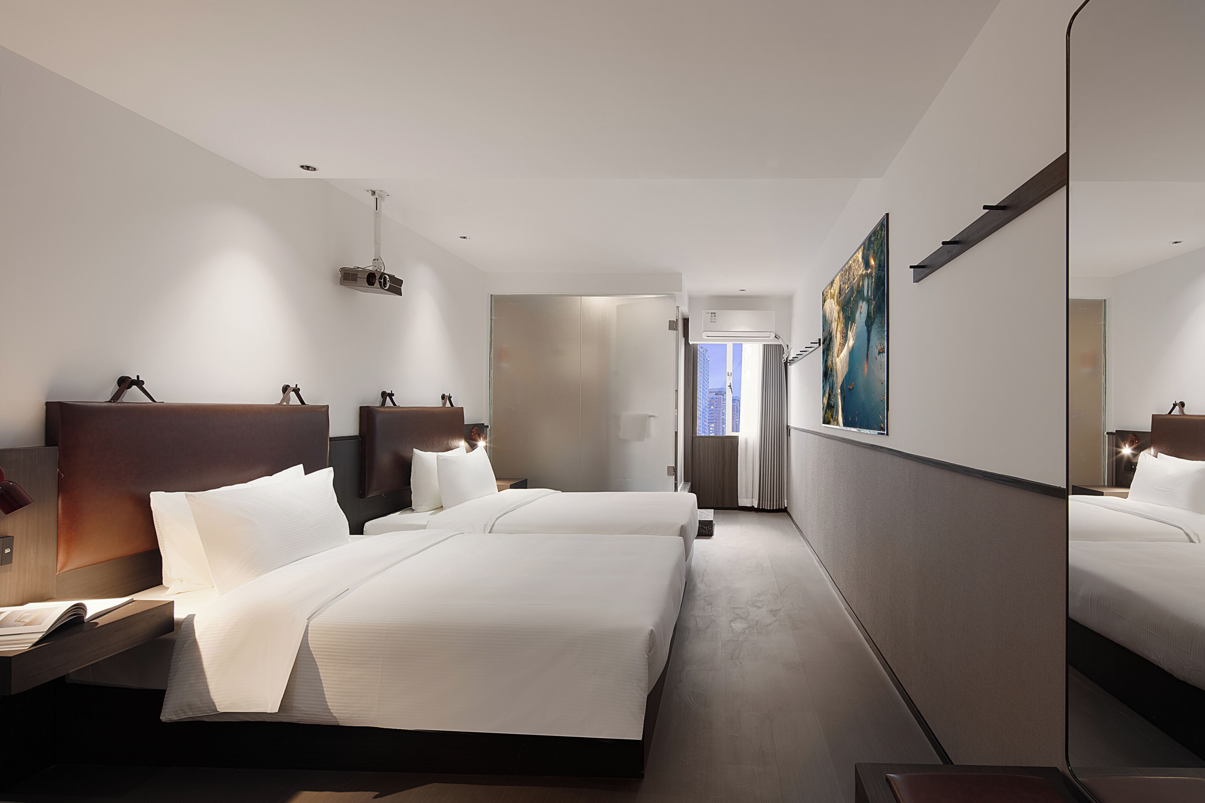 巨幕投影雙床房 | 羽絨被、舒適加層、書桌、遮光布/窗簾