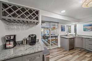 Kühlschrank, Mikrowelle, Herdplatte, Geschirrspüler