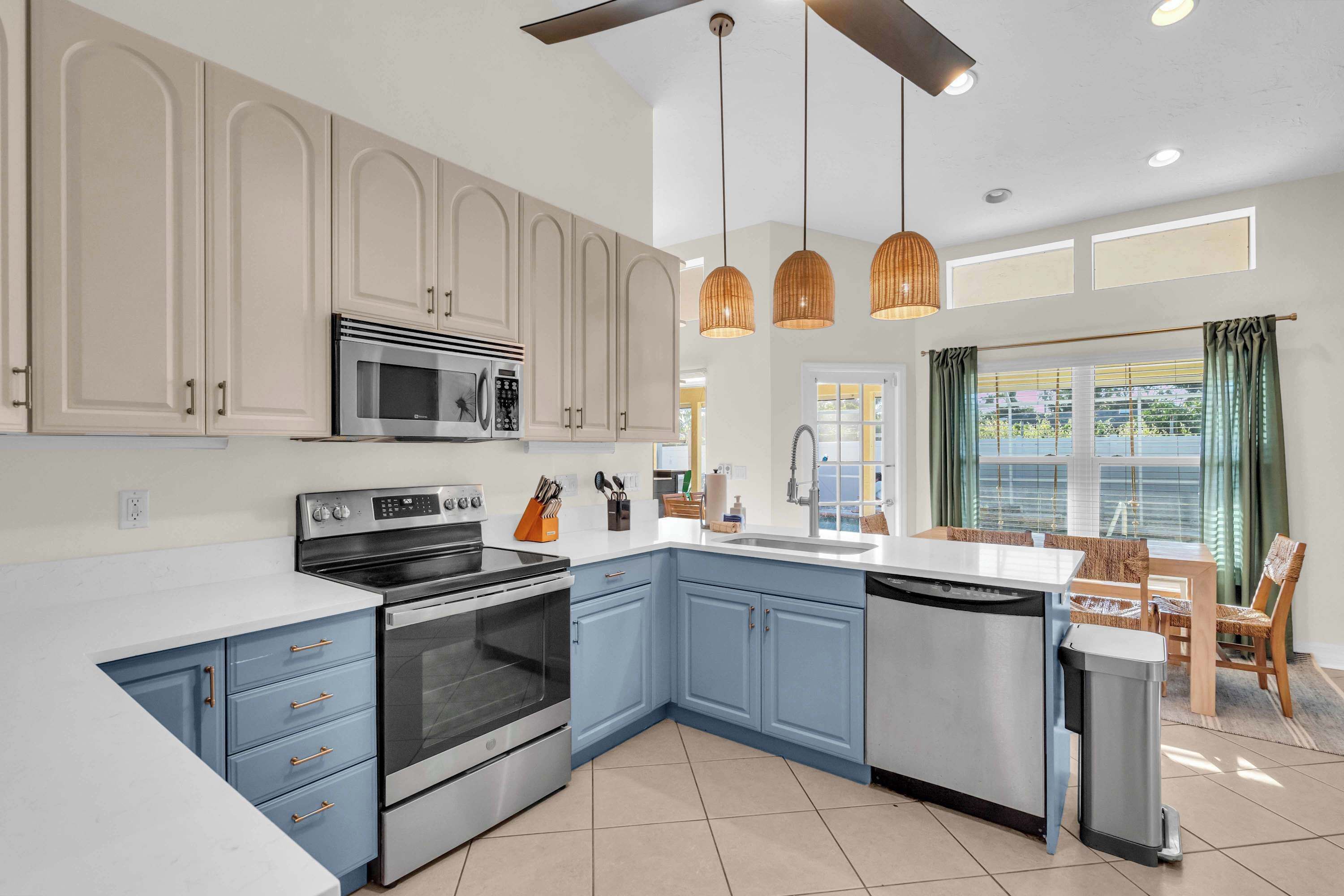 Réfrigérateur, four à micro-ondes, un four, surface de cuisson