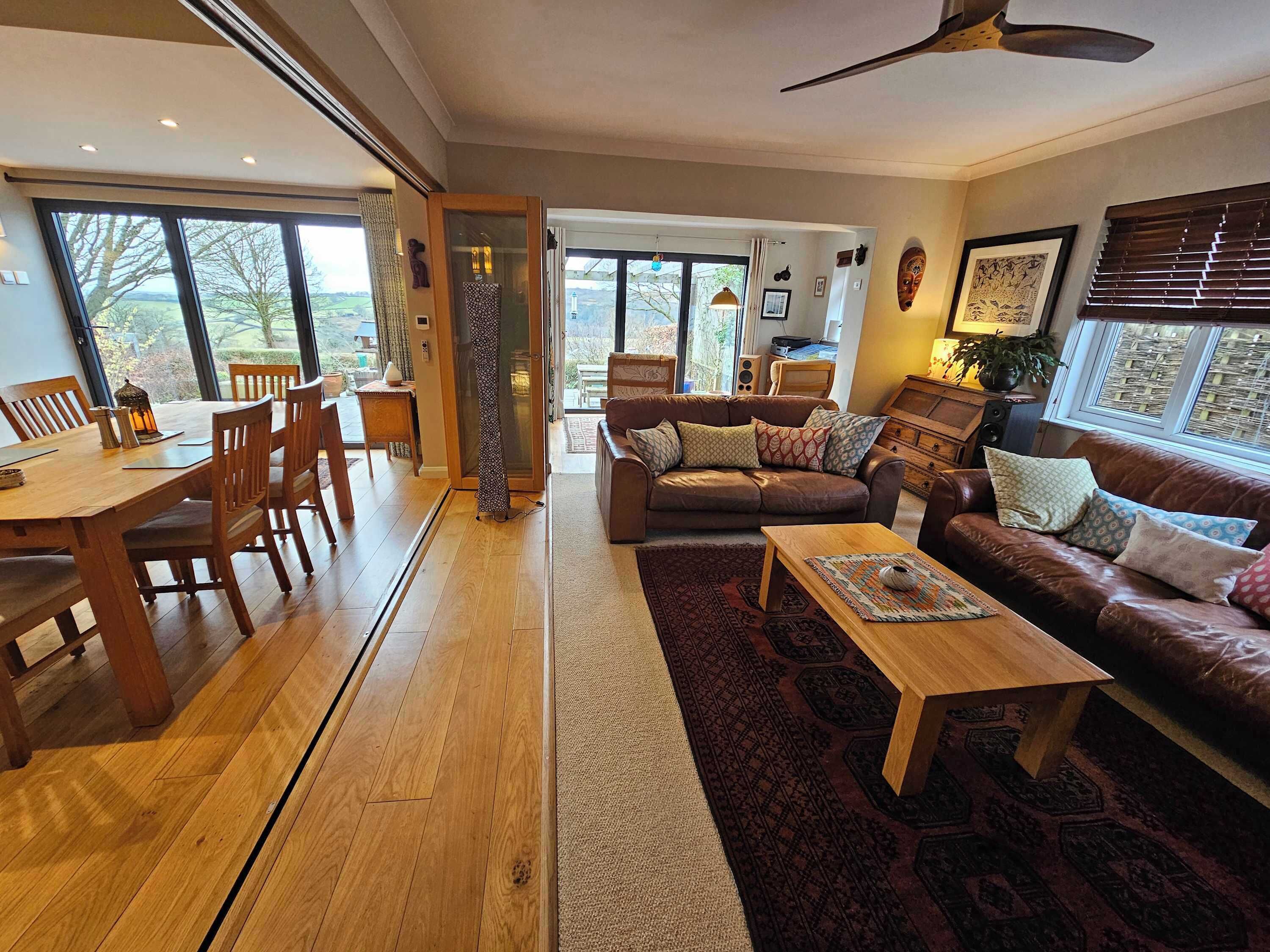 Een televisie en een open haard