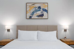 2 habitaciones, escritorio y tabla de planchar con plancha 