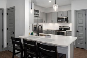 Een koelkast, een magnetron, een oven, een kookplaat