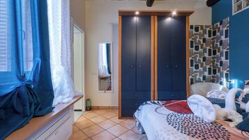 2 dormitorios, escritorio, tabla de planchar con plancha y cuna de viaje