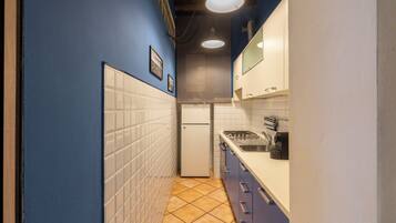 Jääkaappi, uuni, liesi, kahvin-/teenkeitin