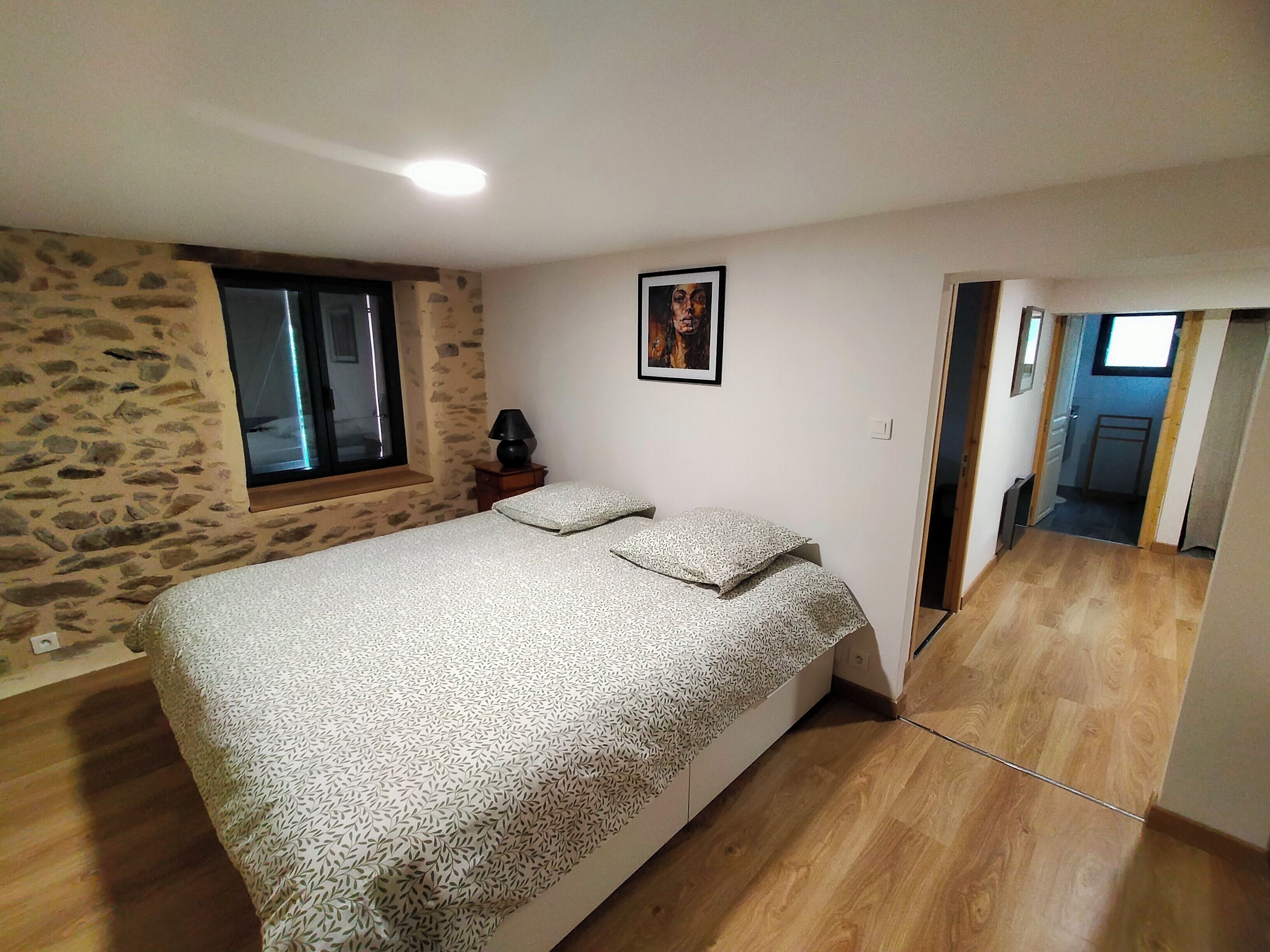 2 bedrooms, iron/ironing board, bed sheets