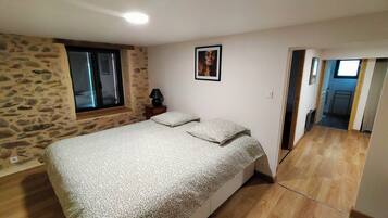 2 bedrooms, iron/ironing board, bed sheets