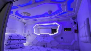 太空艙單人床 | 手提電腦工作空間、免費 Wi-Fi、獨特設計、床單