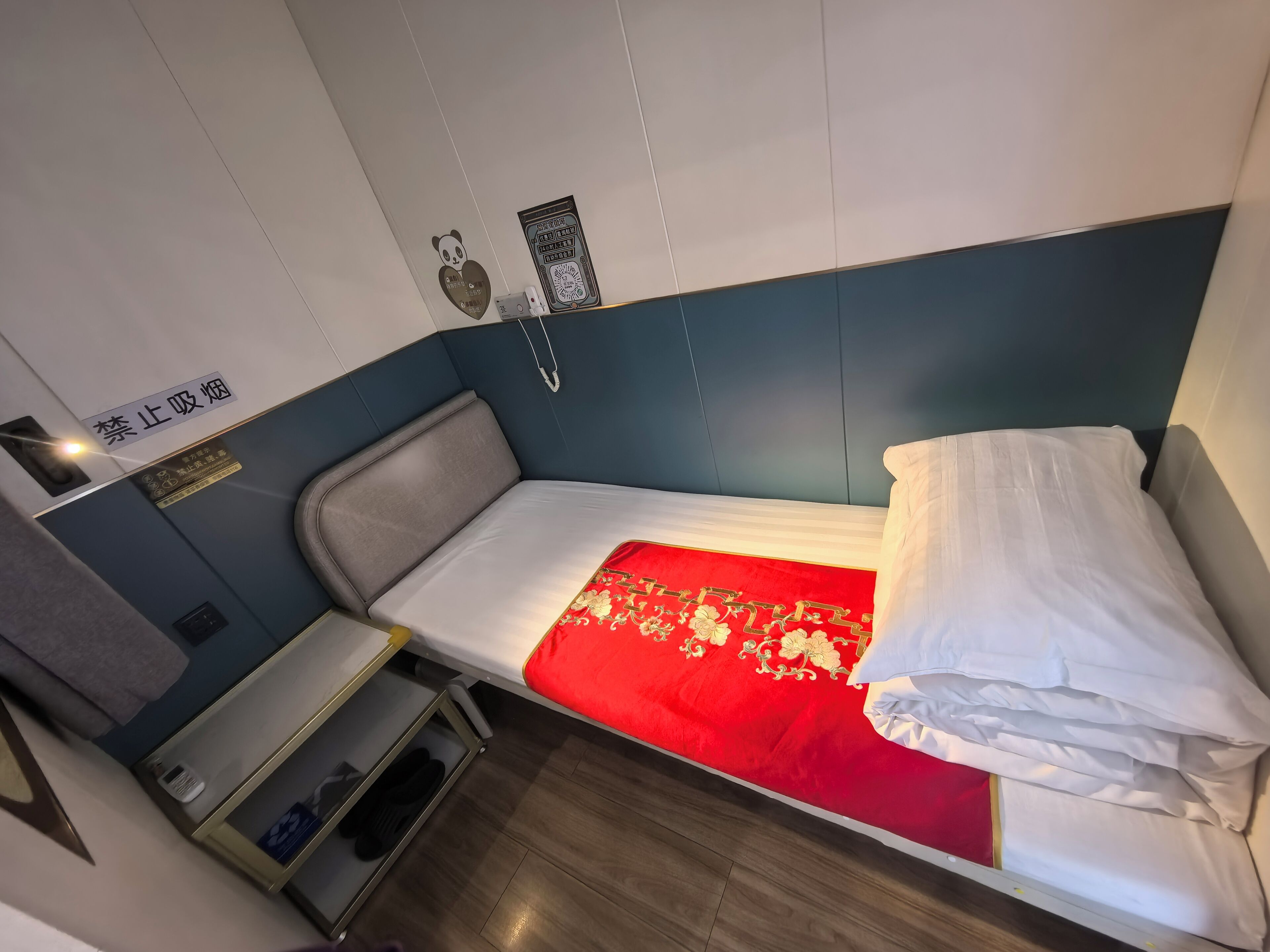 Quarto solteiro standard | Individualmente decorados, espaço de trabalho para notebook