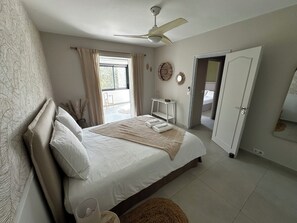 2 camere, una scrivania, ferro/asse da stiro, culla da viaggio