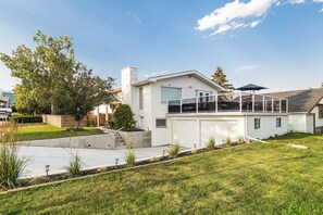 Exterior - Renovated 3-Bed Near Stampede, Zoo & Airport – Perfect Location & Comfort! (Calgary)