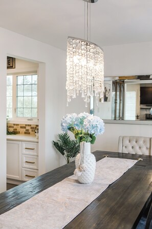 Dining - Renovated 3-Bed Near Stampede, Zoo & Airport – Perfect Location & Comfort! (Calgary)