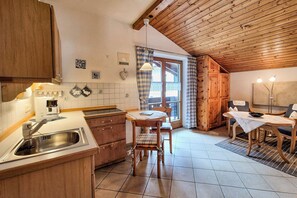 Kühlschrank, Herdplatte, Wasserkocher mit Kaffee-/Teezubehör, Toaster