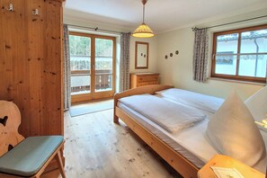 1 bedroom, free WiFi, bed sheets - Cozy vacation apartment with alpine view and south-facing balcony (Ramsau)